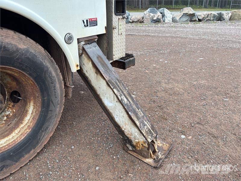 International 4400 المنصات الهوائية المثبتة على شاحنة