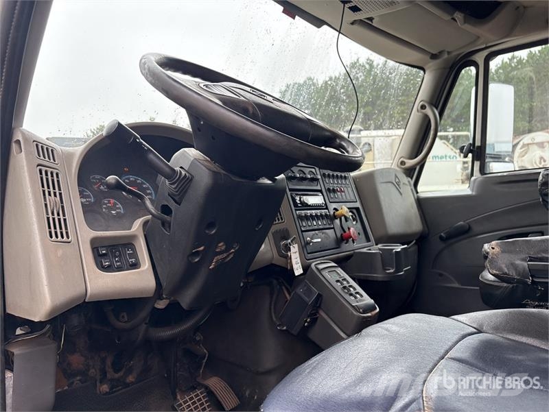 International 4400 المنصات الهوائية المثبتة على شاحنة