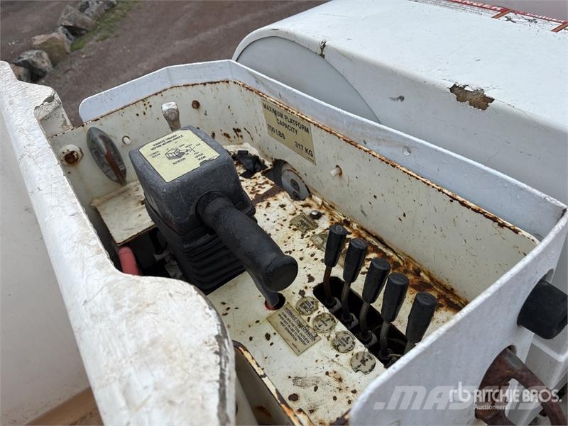 International 4400 المنصات الهوائية المثبتة على شاحنة