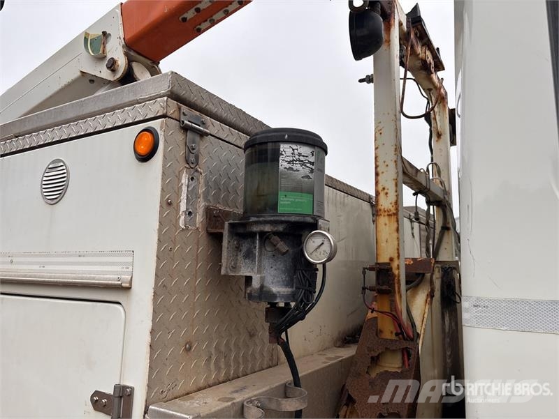 International 4400 المنصات الهوائية المثبتة على شاحنة