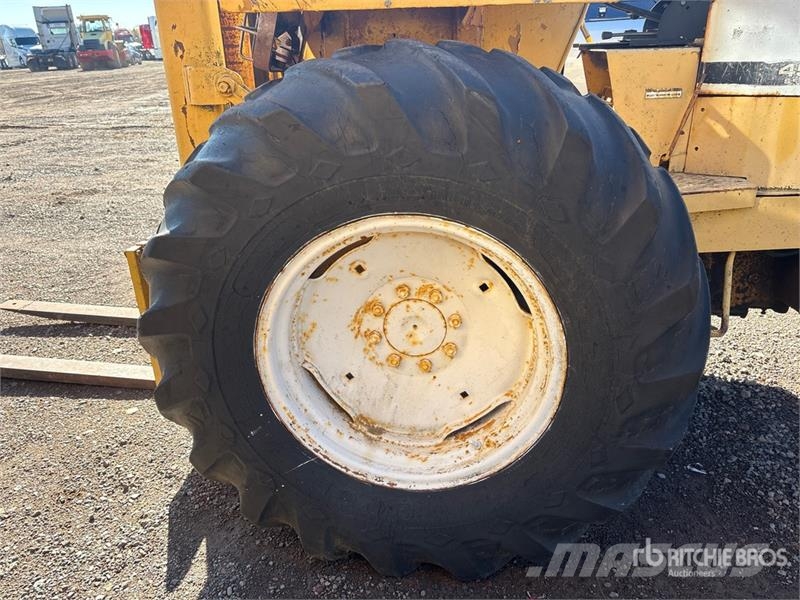 International 4500 4500 lb 4x2 Rough Terrain Forklift Wózki widłowe terenowe