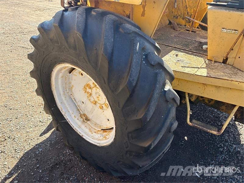 International 4500 4500 lb 4x2 Rough Terrain Forklift Wózki widłowe terenowe