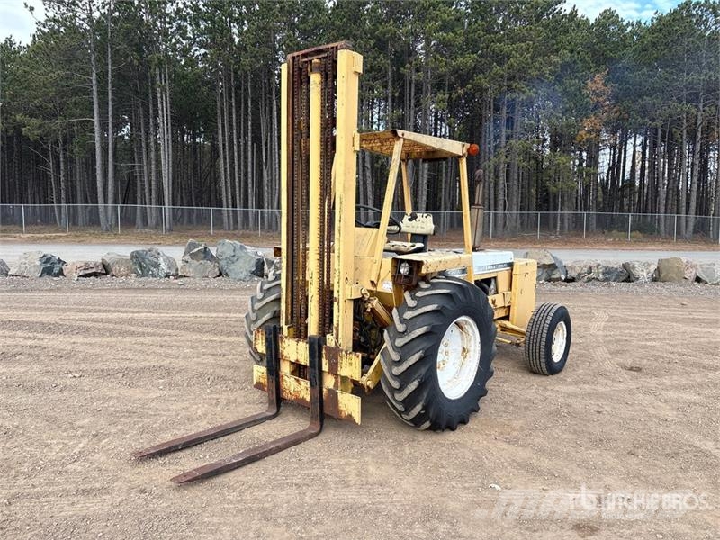 International 4500 4500 lb 4x2 Rough Terrain Forklift Wózki widłowe terenowe