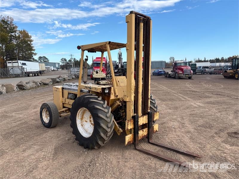 International 4500 4500 lb 4x2 Rough Terrain Forklift Wózki widłowe terenowe