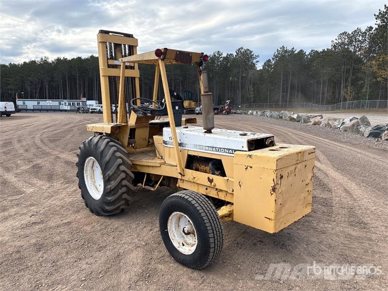 International 4500 4500 lb 4x2 Rough Terrain Forklift Wózki widłowe terenowe