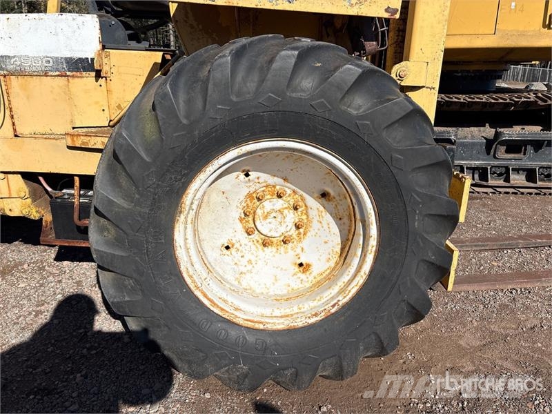 International 4500 4x2 Rough Terrain Forklift Geländestapler