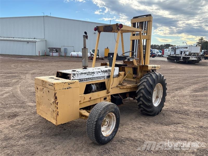 International 4500 4x2 Rough Terrain Forklift Geländestapler