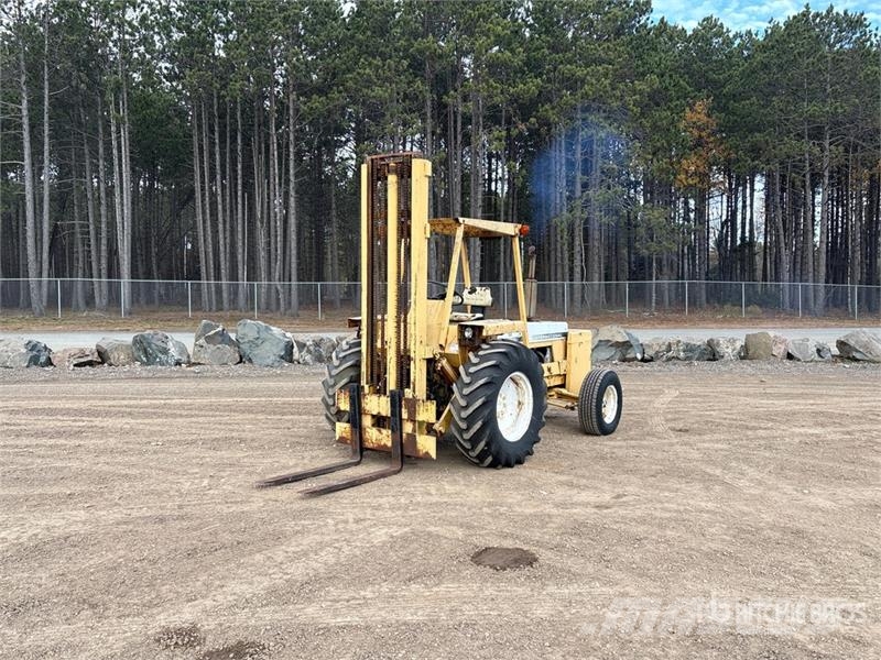 International 4500 4x2 Rough Terrain Forklift Geländestapler