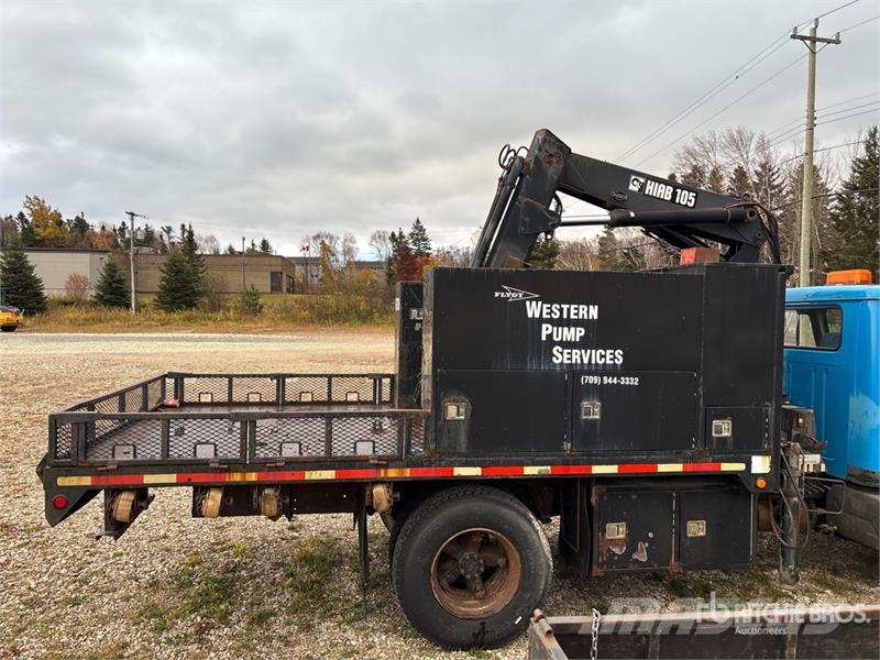 International 4700 شاحنات الرافعات