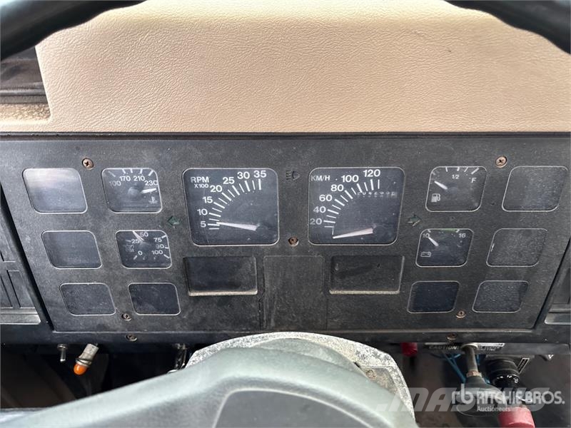 International 4700 شاحنات الرافعات