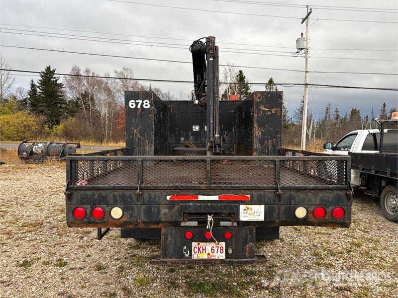 International 4700 شاحنات الرافعات