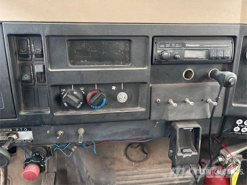International 4700 شاحنات الرافعات