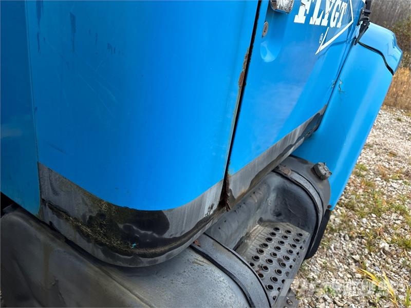 International 4700 شاحنات الرافعات