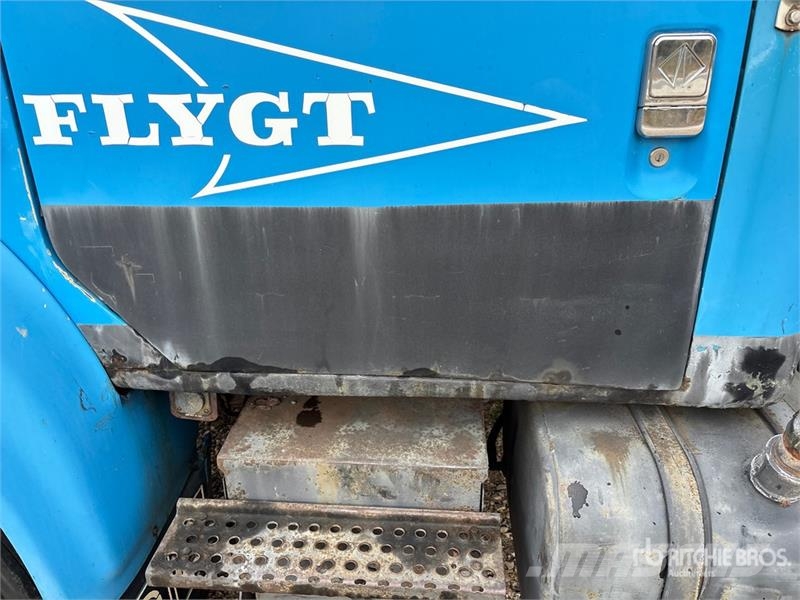 International 4700 شاحنات الرافعات