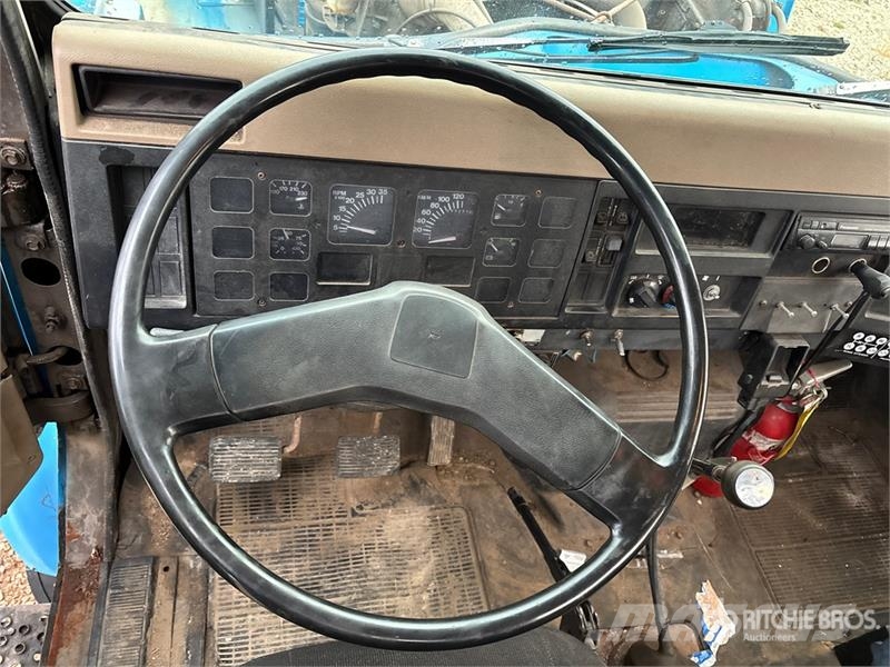 International 4700 شاحنات الرافعات