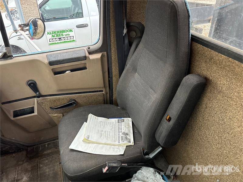 International 4700 شاحنات الرافعات