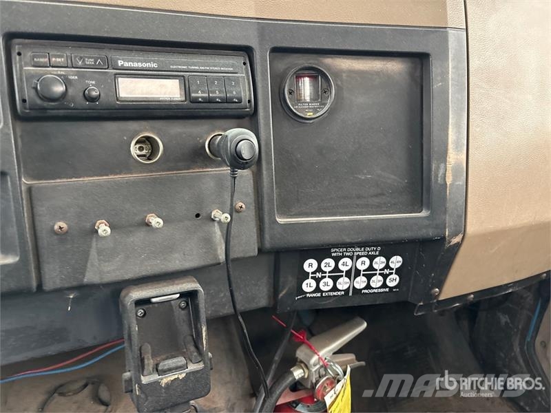 International 4700 شاحنات الرافعات