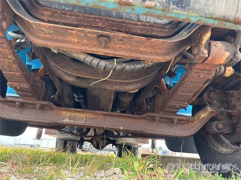 International 4700 شاحنات الرافعات