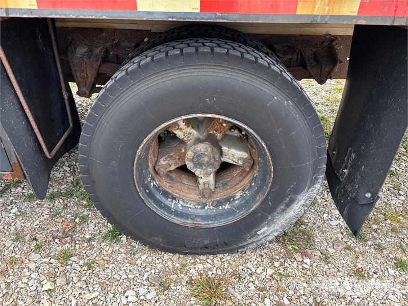 International 4700 شاحنات الرافعات
