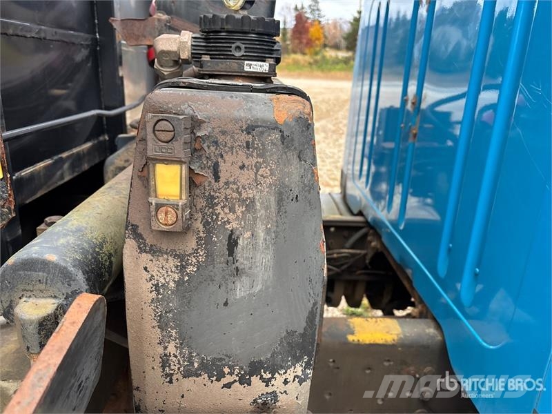 International 4700 شاحنات الرافعات