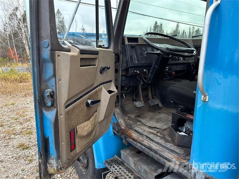 International 4700 شاحنات الرافعات