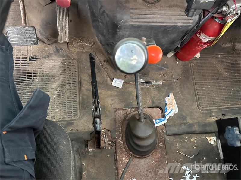 International 4700 شاحنات الرافعات