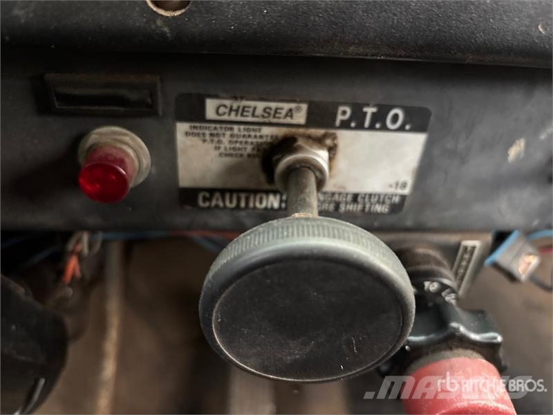 International 4700 شاحنات الرافعات