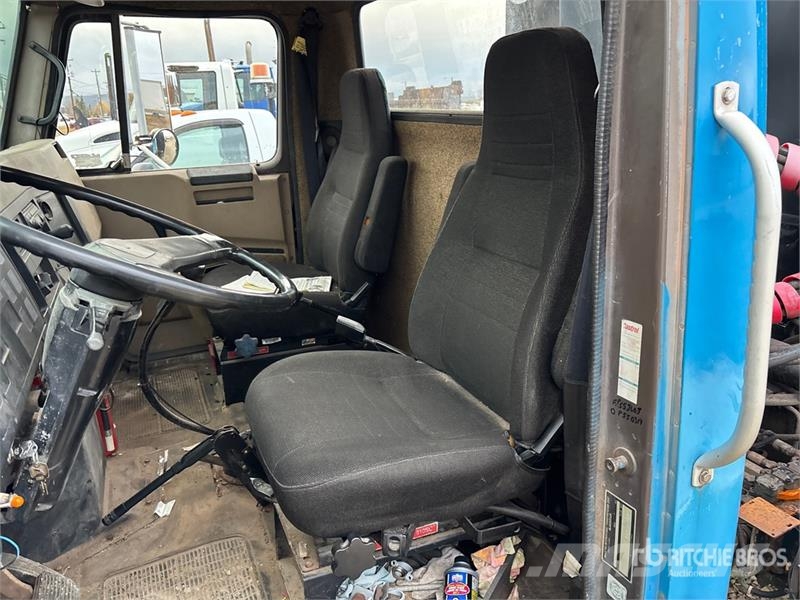 International 4700 شاحنات الرافعات