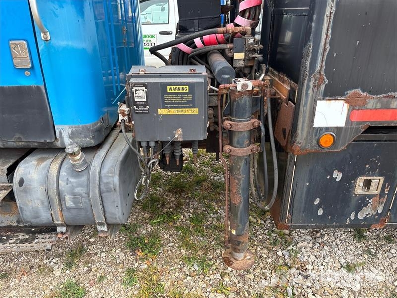 International 4700 شاحنات الرافعات