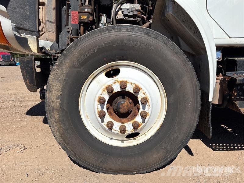 International 4900 Teherautóra szerelt emelők és állványok