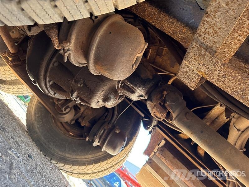 International 4900 Teherautóra szerelt emelők és állványok