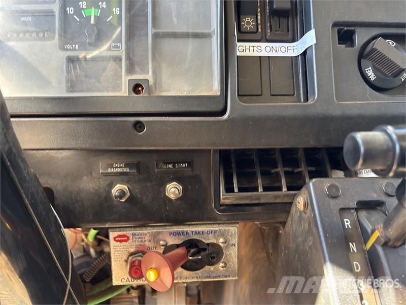 International 4900 Teherautóra szerelt emelők és állványok