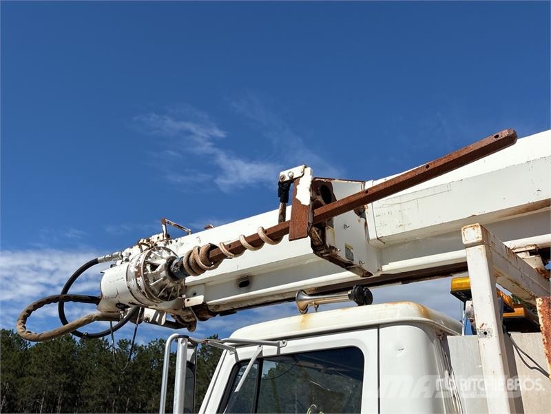 International 4900 Teherautóra szerelt emelők és állványok