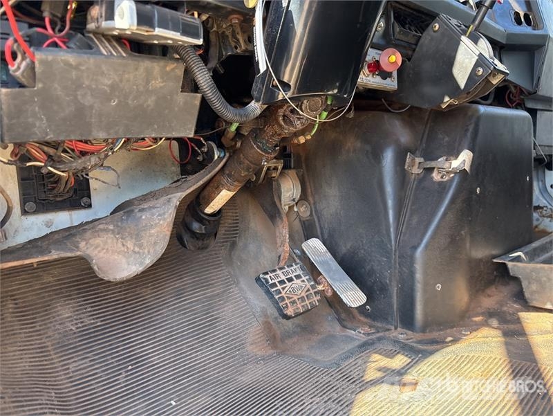 International 4900 Teherautóra szerelt emelők és állványok