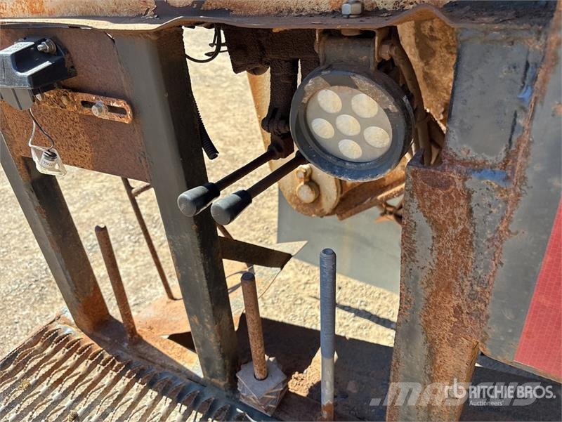 International 4900 Teherautóra szerelt emelők és állványok