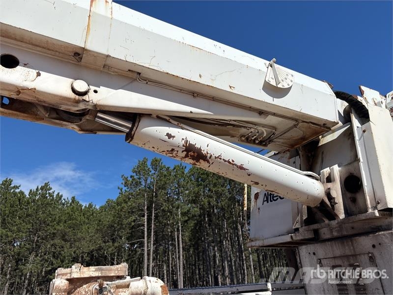 International 4900 Teherautóra szerelt emelők és állványok
