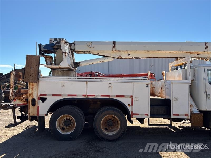 International 4900 Teherautóra szerelt emelők és állványok
