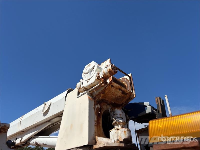 International 4900 Teherautóra szerelt emelők és állványok