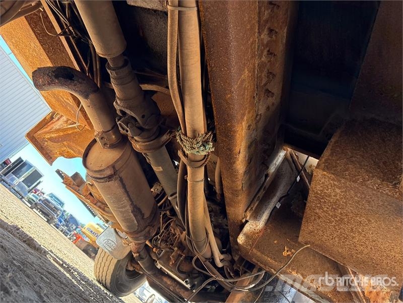 International 4900 Teherautóra szerelt emelők és állványok