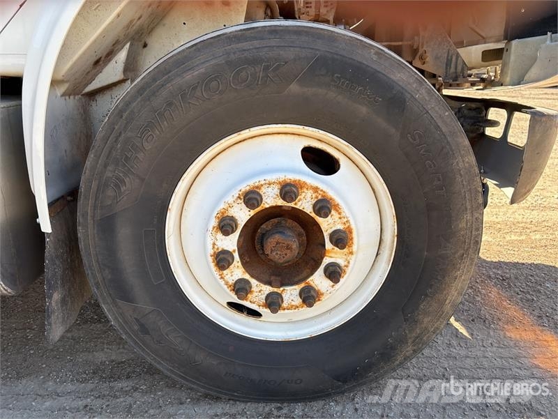 International 4900 Teherautóra szerelt emelők és állványok