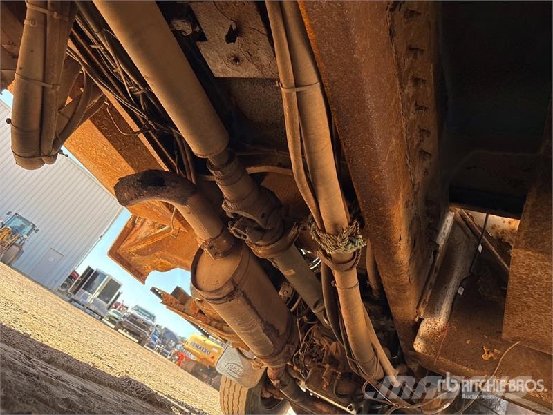 International 4900 Teherautóra szerelt emelők és állványok
