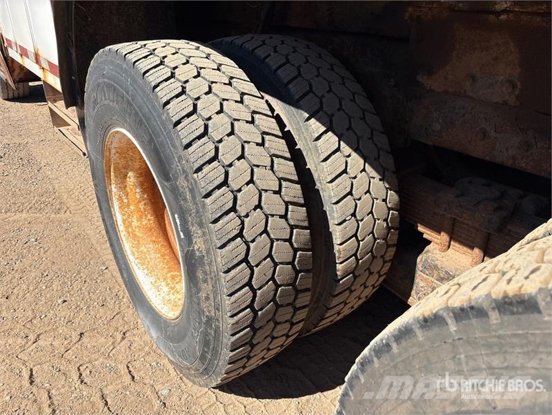 International 4900 Teherautóra szerelt emelők és állványok