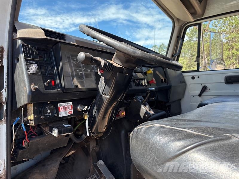 International 4900 Teherautóra szerelt emelők és állványok