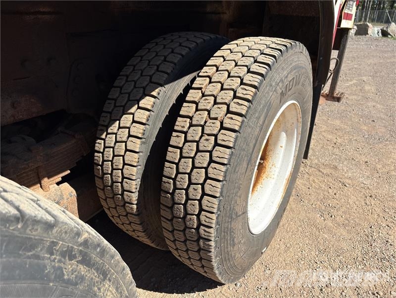 International 4900 Teherautóra szerelt emelők és állványok