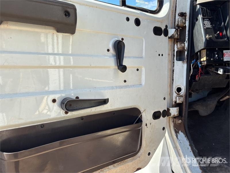 International 4900 Teherautóra szerelt emelők és állványok