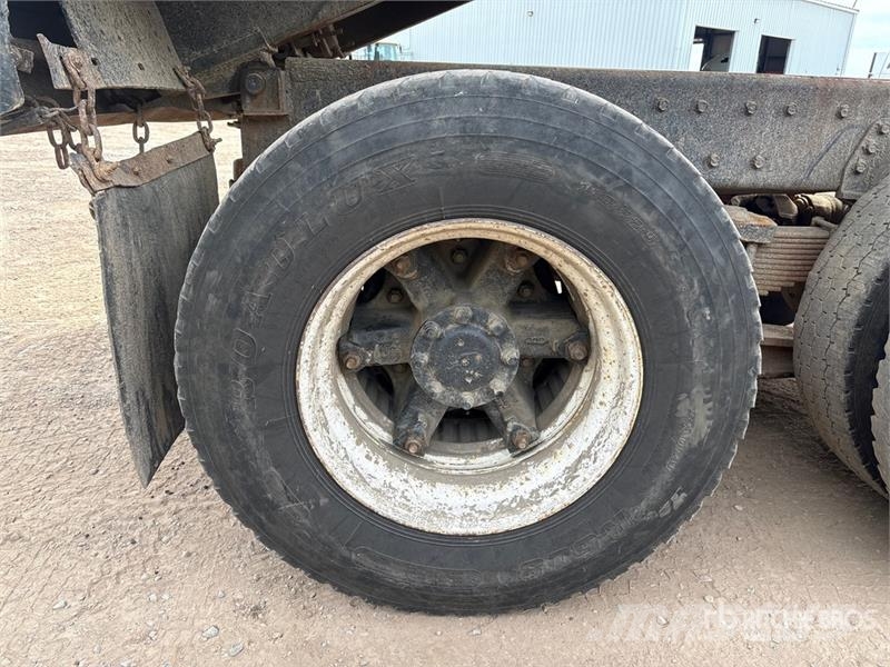 International 4900 Pašizgāzējs