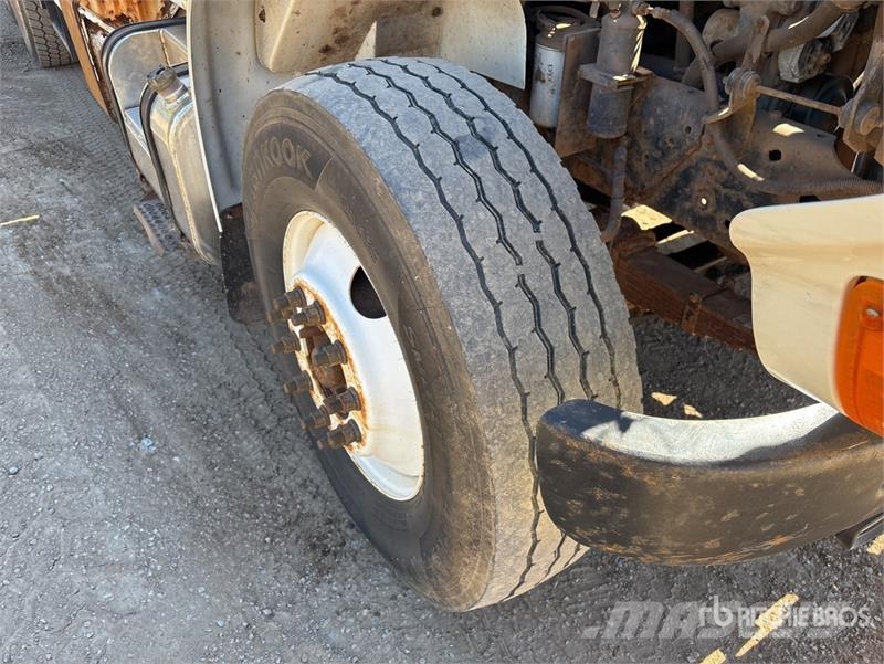 International 4900 Teherautóra szerelt emelők és állványok