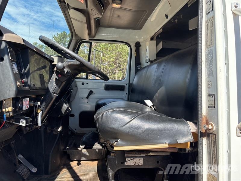 International 4900 Teherautóra szerelt emelők és állványok