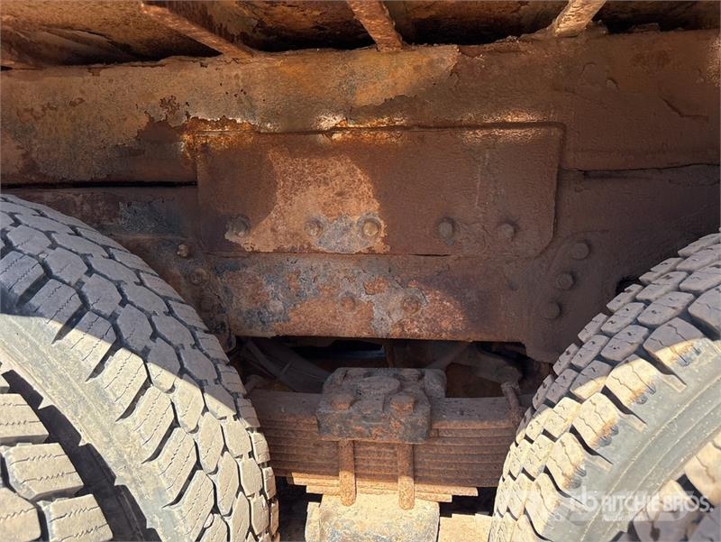 International 4900 Teherautóra szerelt emelők és állványok