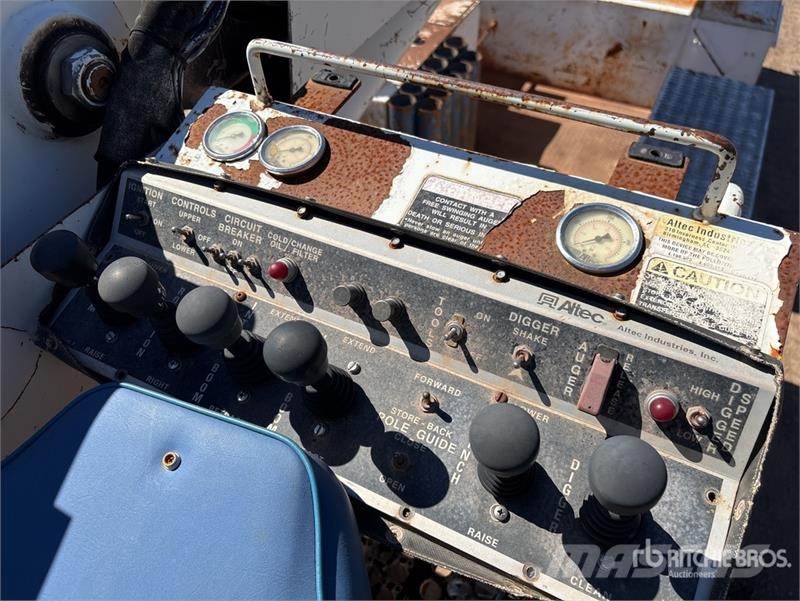 International 4900 Teherautóra szerelt emelők és állványok